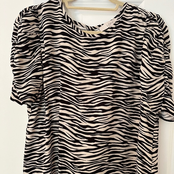 NWT Ann Taylor LOFT Zebra Print Blouse with Puff Sleeves - Picture 2 of 3